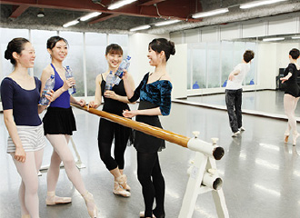 バレエ学校レッスン風景